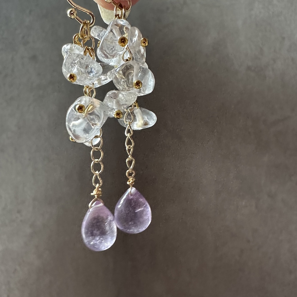送料無料 14kgf 水晶細石 パープルフローライト ぷっくりツヤドロップ ピアス イヤリング