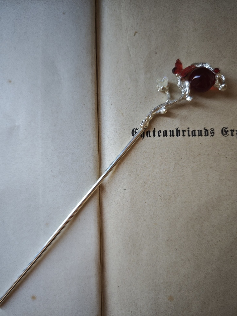 送料無料 炎属性 蝶の留まる玉 赤色 装飾 かんざし