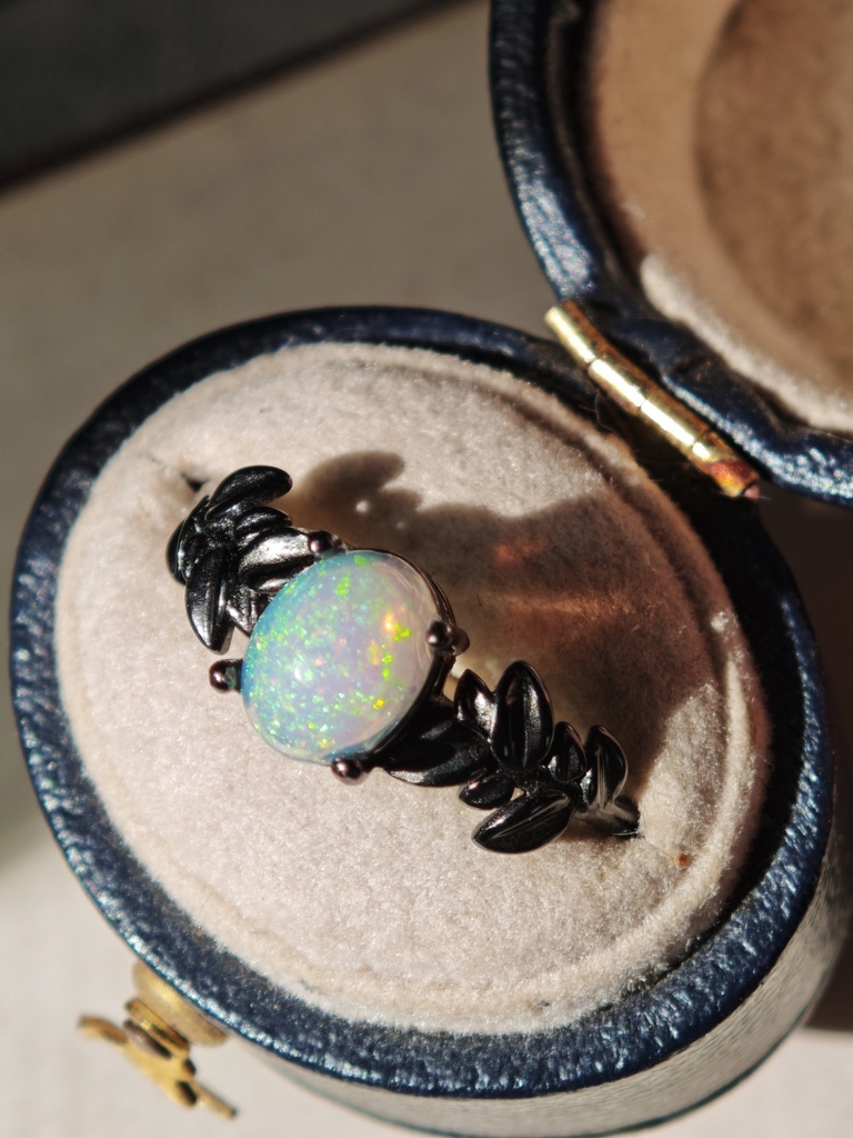 送料込み マレフィセントなリーフ 8mm ピンファイア オパール 幻想カラー ゴシックデザイン リング 指輪