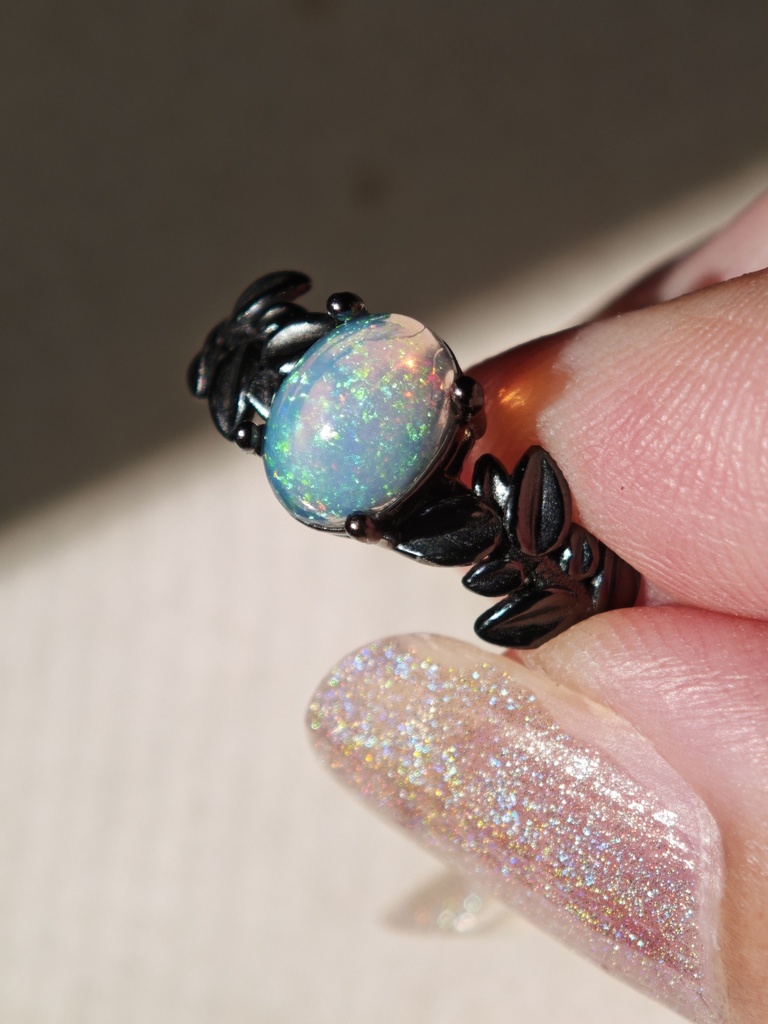 送料込み マレフィセントなリーフ 8mm ピンファイア オパール 幻想カラー ゴシックデザイン リング 指輪