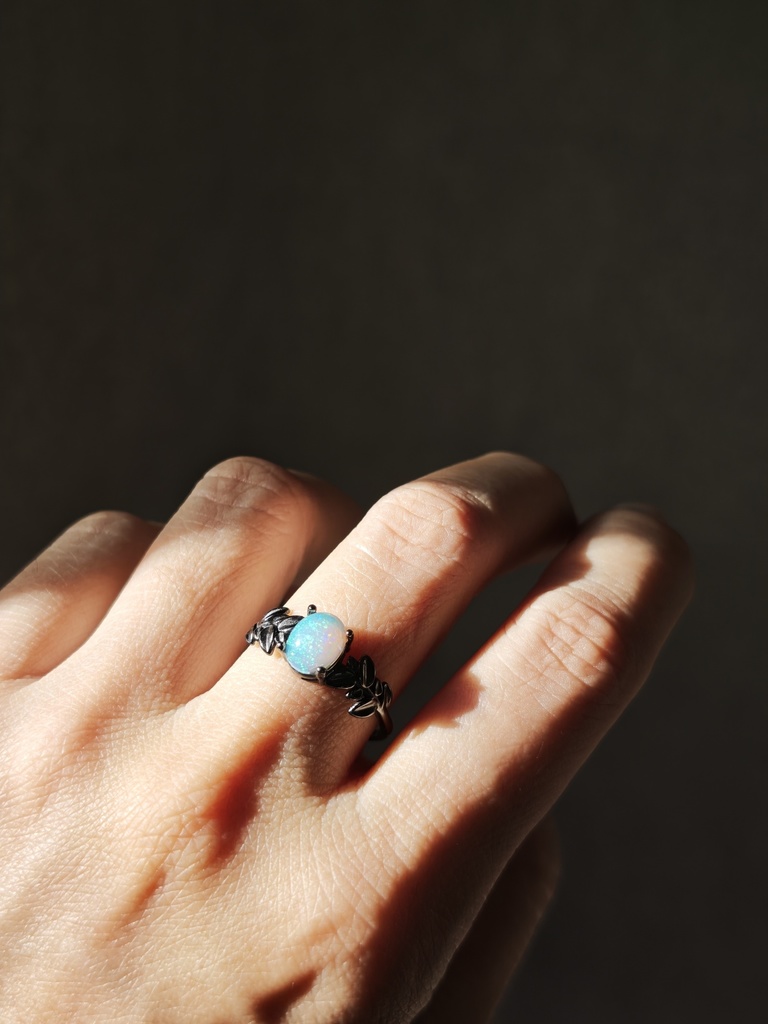 送料込み マレフィセントなリーフ 8mm ピンファイア オパール 幻想カラー ゴシックデザイン リング 指輪