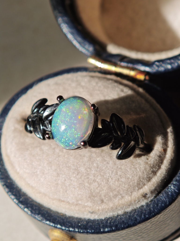 送料込み マレフィセントなリーフ 8mm ピンファイア オパール 幻想カラー ゴシックデザイン リング 指輪