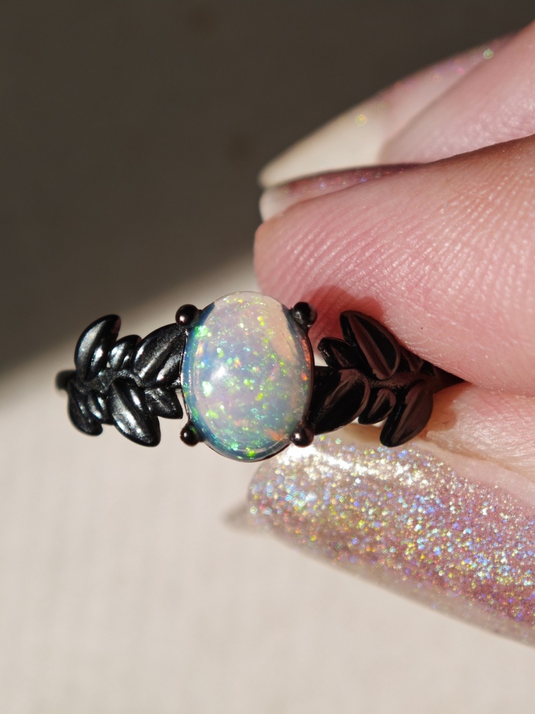 送料込み マレフィセントなリーフ 8mm ピンファイア オパール 幻想カラー ゴシックデザイン リング 指輪