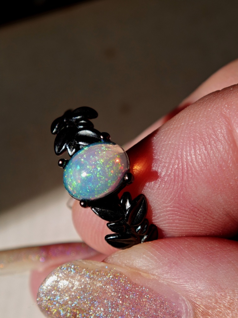 送料込み マレフィセントなリーフ 8mm ピンファイア オパール 幻想カラー ゴシックデザイン リング 指輪