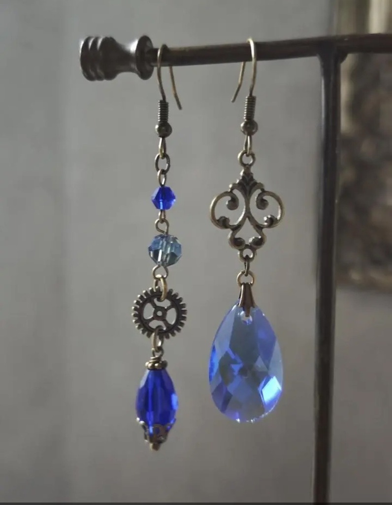 送料込み　夜の魔術部　　ブルークリスタル　青　シャンデリア　ガラス　ピアス