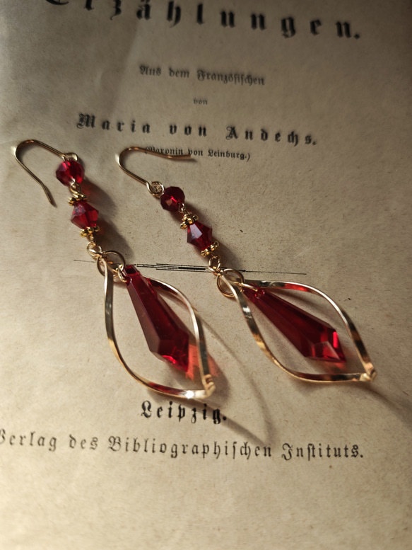 送料込み *イロアソビ* 赤の立体デザイン ピアス イヤリング 過去作色変更作品