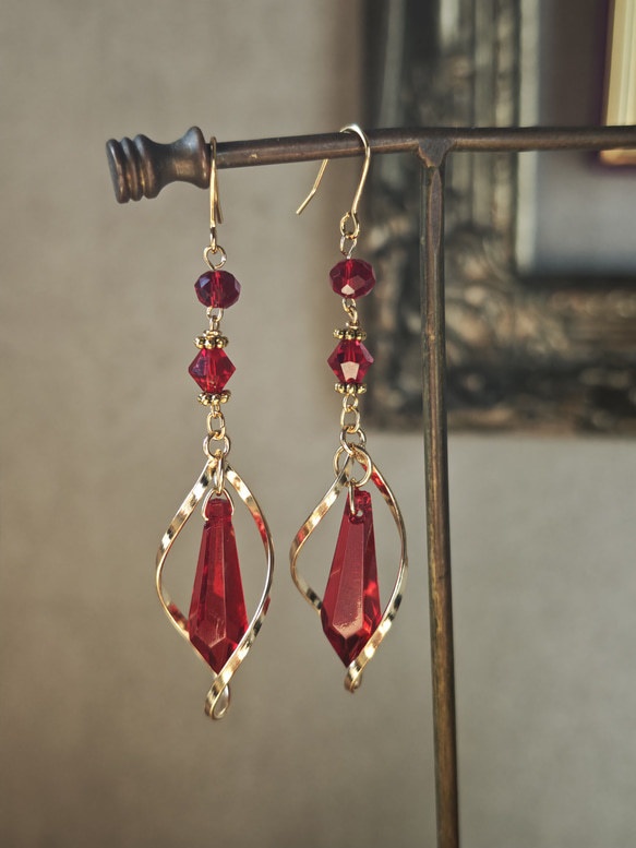 送料込み *イロアソビ* 赤の立体デザイン ピアス イヤリング 過去作色変更作品