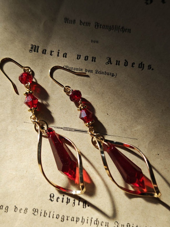 送料込み　＊イロアソビ＊　赤の立体デザイン　ピアス　イヤリング　過去作色変更作品