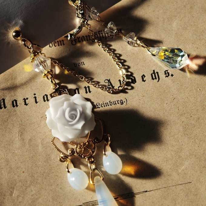 送料込み 夜の魔術部 美しい 白薔薇 イヤーカフ セット