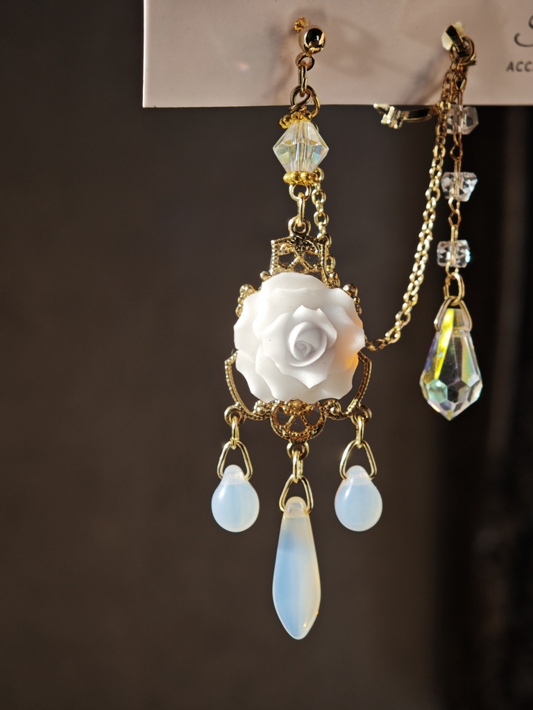 送料込み　夜の魔術部　美しい　白薔薇　イヤーカフ　セット