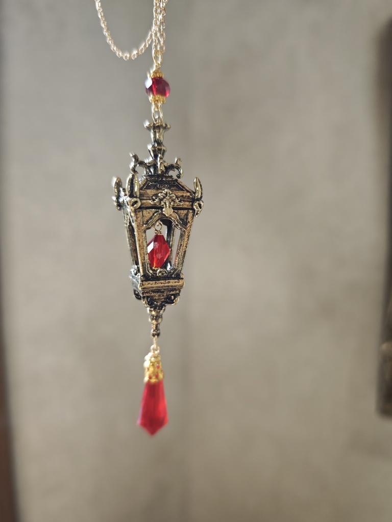 送料無料　夜の魔術部　赤い炎　ランタン　ネックレス