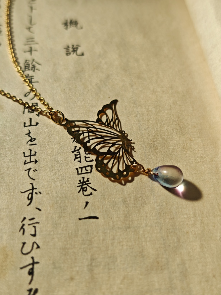 送料無料 ひらり 切り絵のような蝶 青紫 チェコドロップ ネックレス 色変更オーダー可能