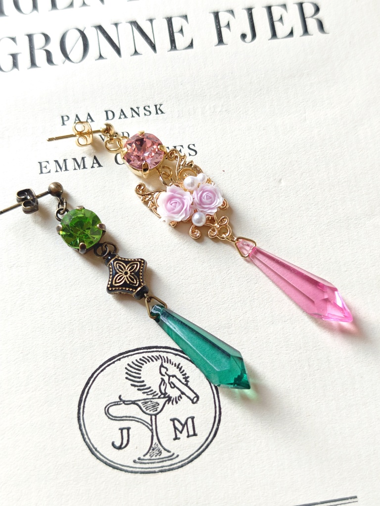 送料無料 ウィキッド 二人の魔女 ピアス イヤリング スワロフスキー