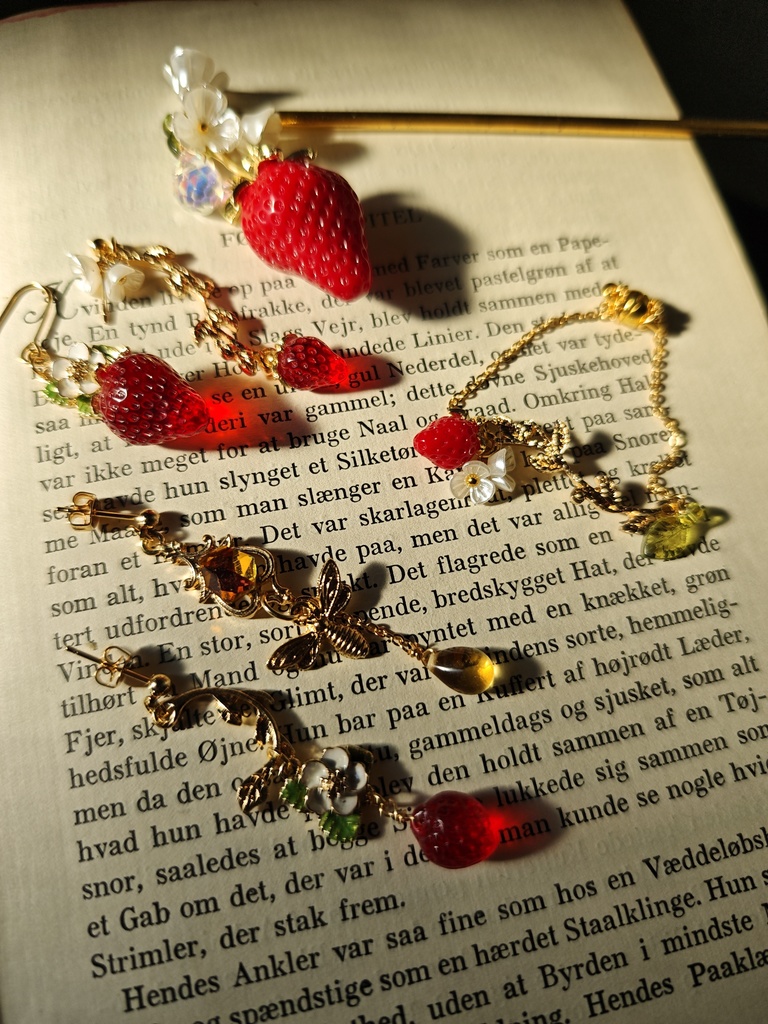 送料無料 集 いちご畑のブレスレット