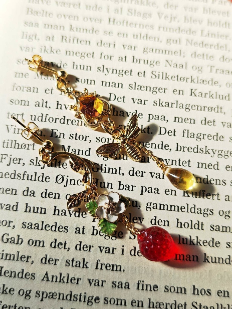 送料無料 いちごと蜂 春ピアス イヤリング