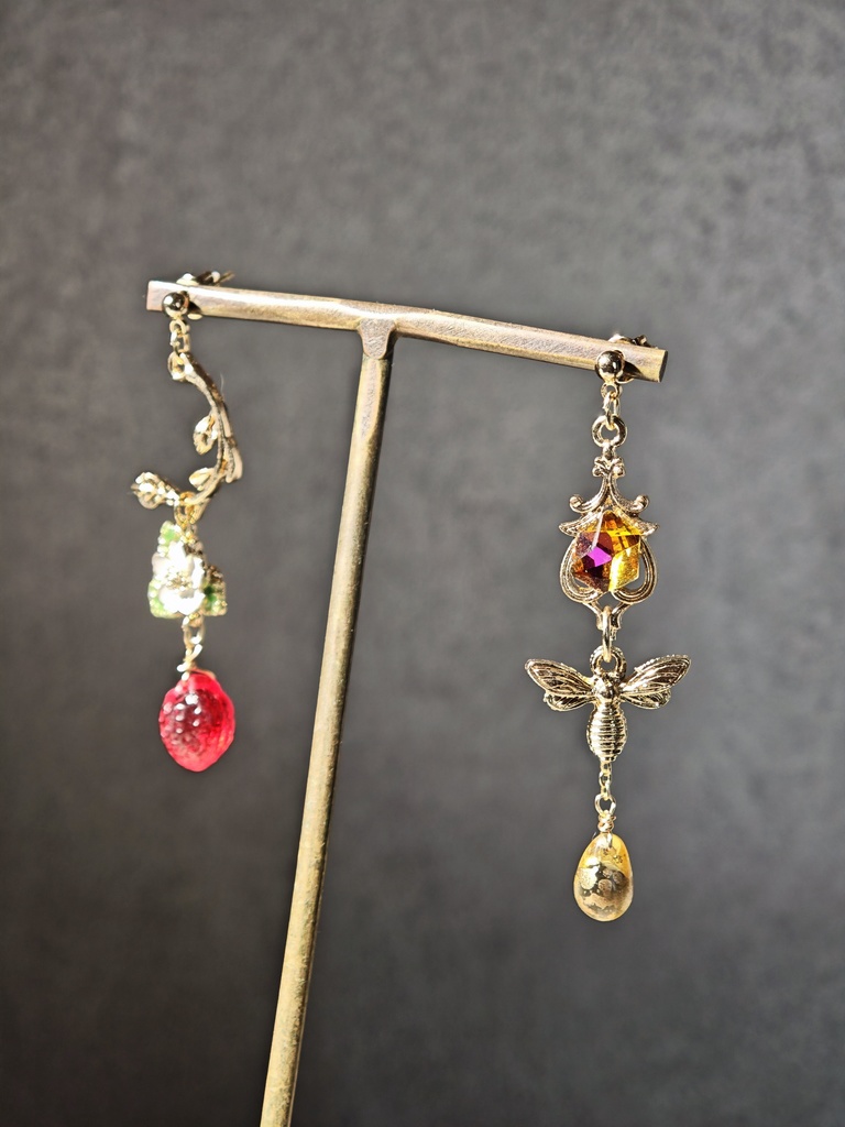 送料無料 いちごと蜂 春ピアス イヤリング