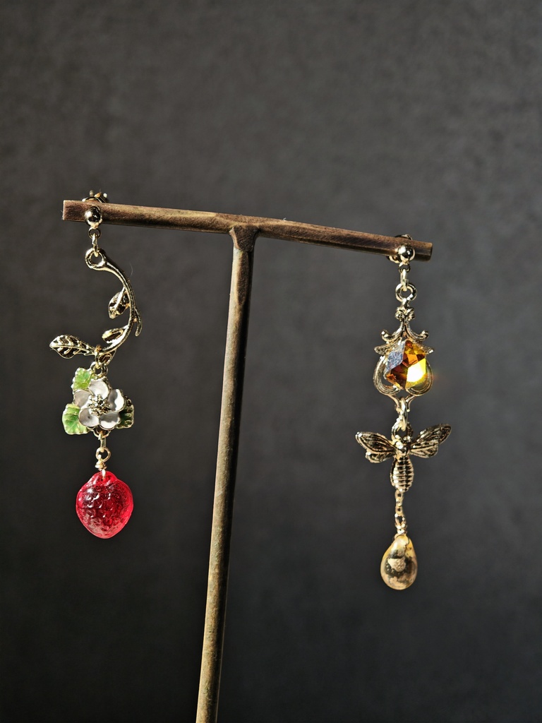 送料無料 いちごと蜂 春ピアス イヤリング