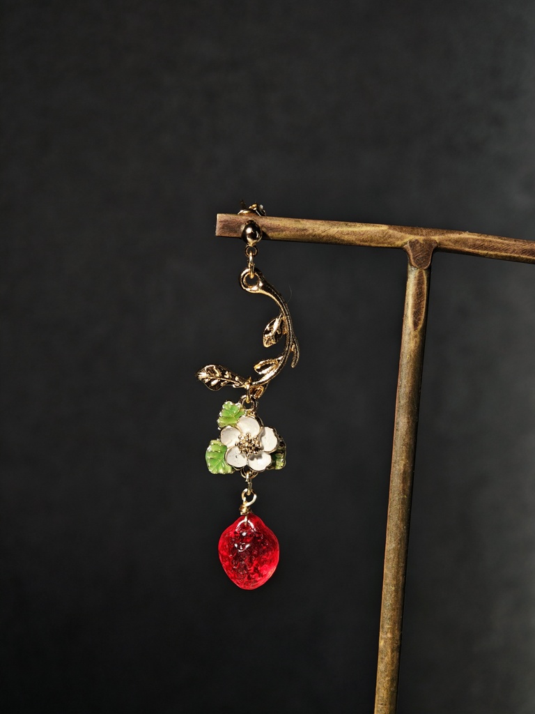 送料無料 いちごと蜂 春ピアス イヤリング