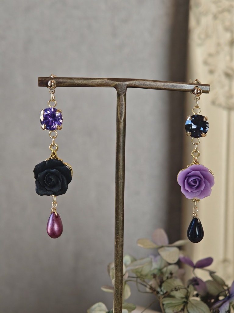 色変更オーダー可能 イロアソビ 薔薇 紫と黒 スワロフスキー ピアス イヤリング