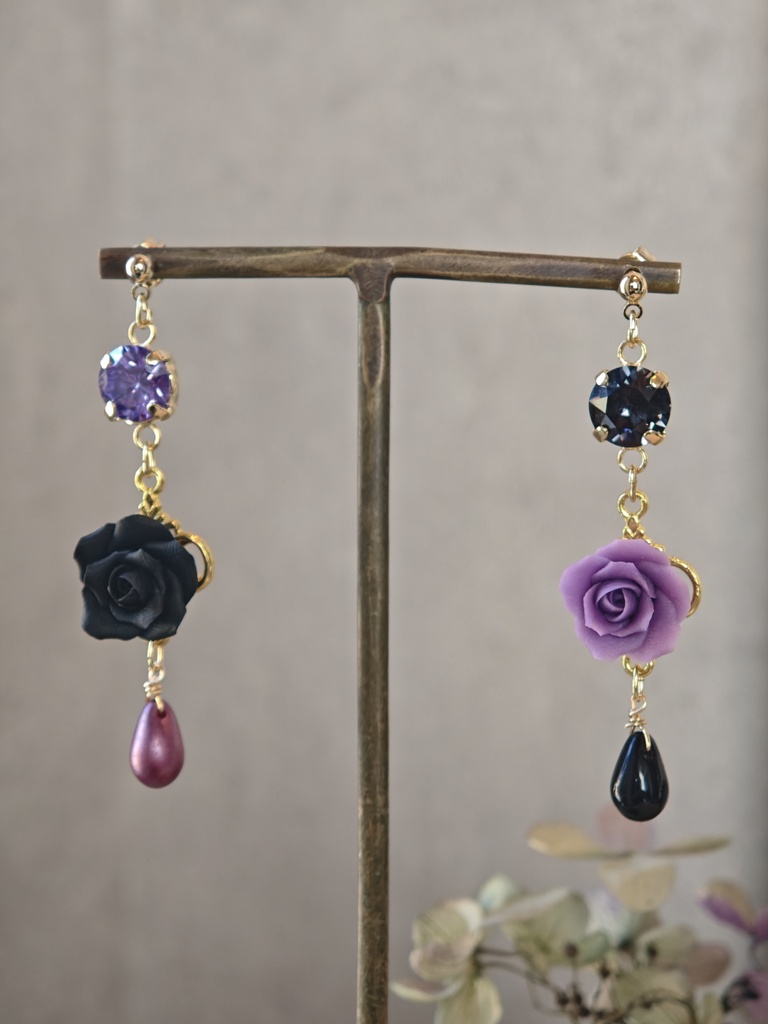 色変更オーダー可能　イロアソビ　薔薇　紫と黒　スワロフスキー　ピアス　イヤリング