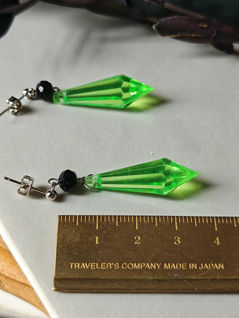 夜の魔術部 マルフィ 茨の耳飾り ネオングリーン ピアス イヤリング