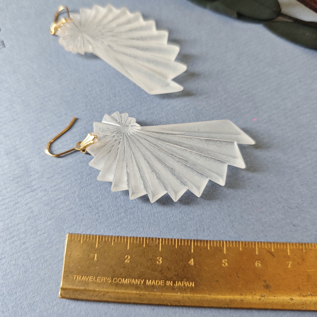 イロアソビ レアパーツ 大振り ヴィンテージ アクリル 巻貝のようなピアス イヤリング フロストホワイト