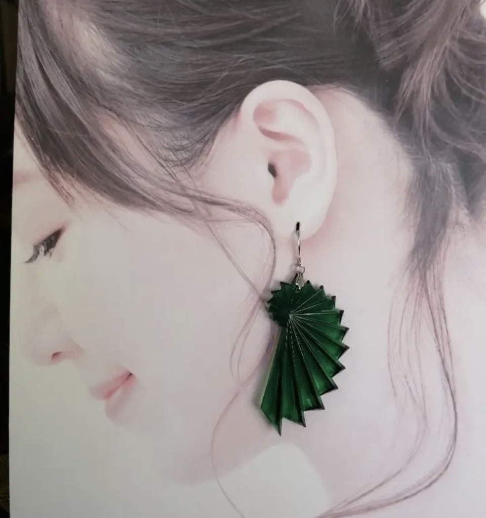 ヴィンテージ アクリル レア ピアス イヤリング グリーン 大ぶり ピアス 巻貝デザイン