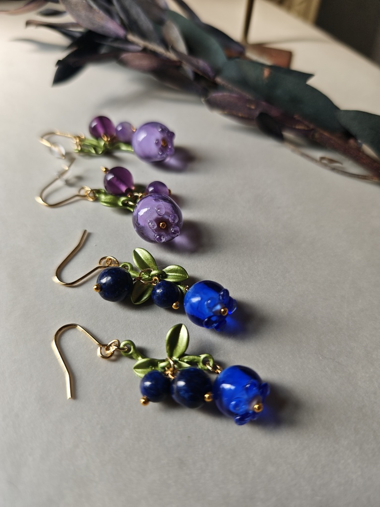 2色から選べます ブルーベリー ピアス