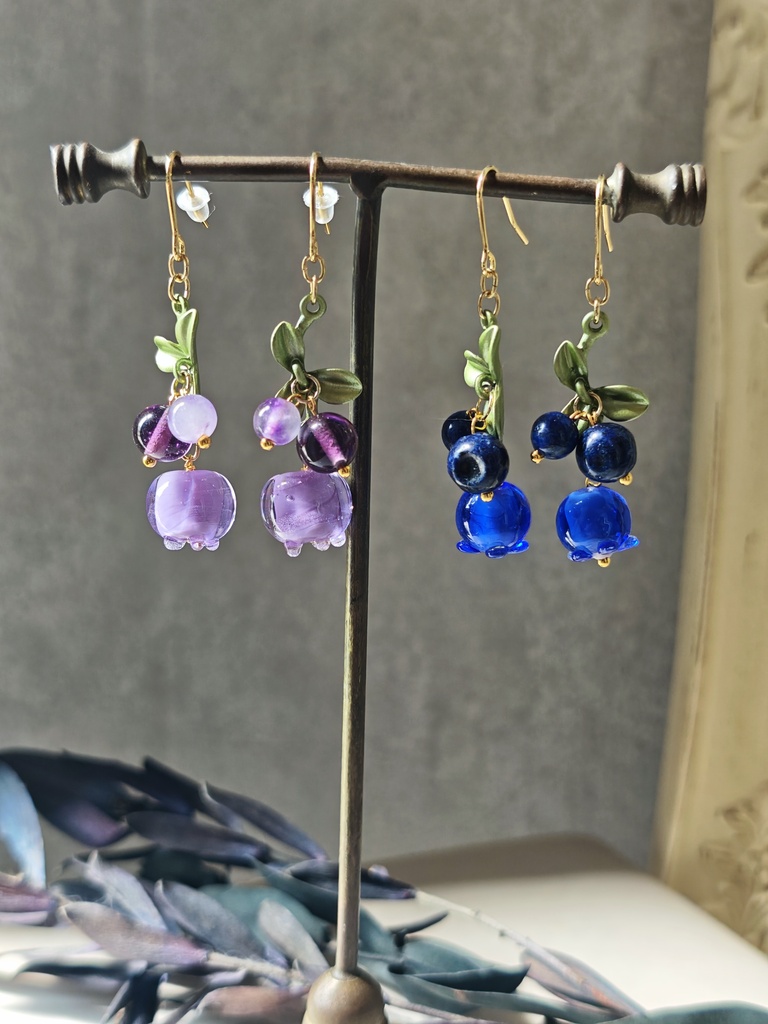 2色から選べます ブルーベリー ピアス