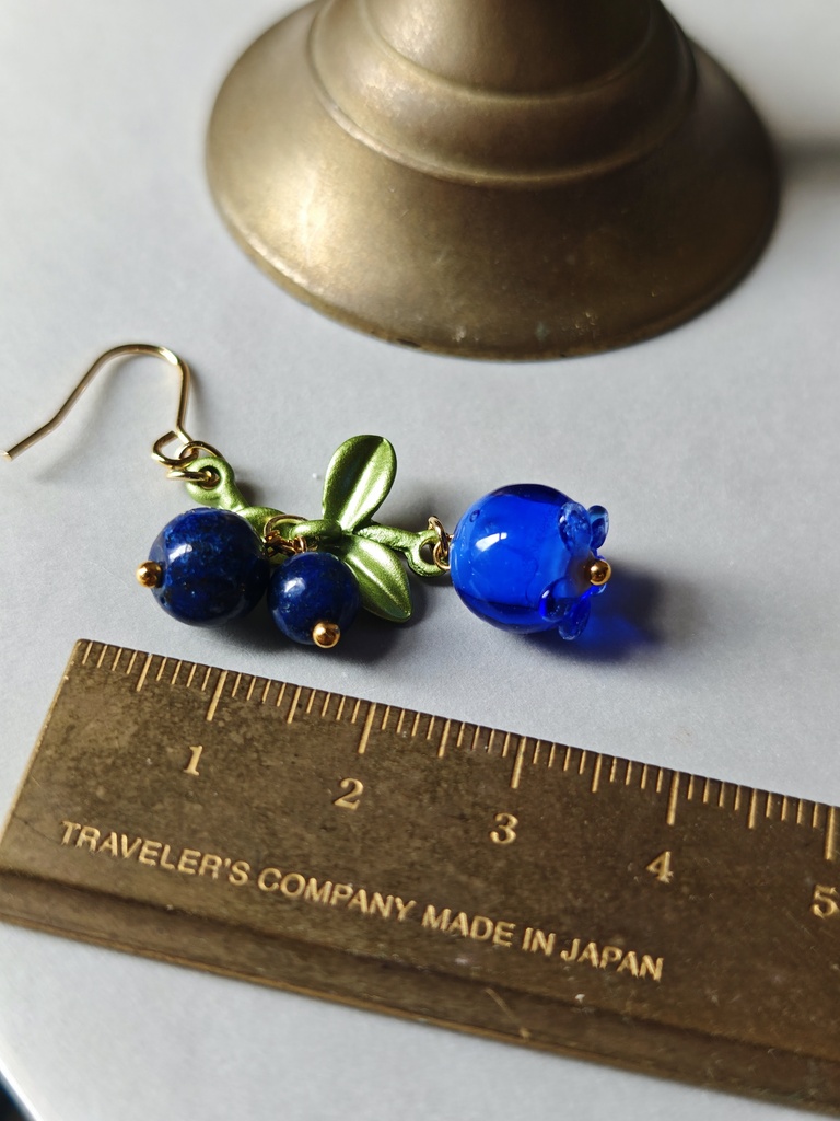 2色から選べます ブルーベリー ピアス