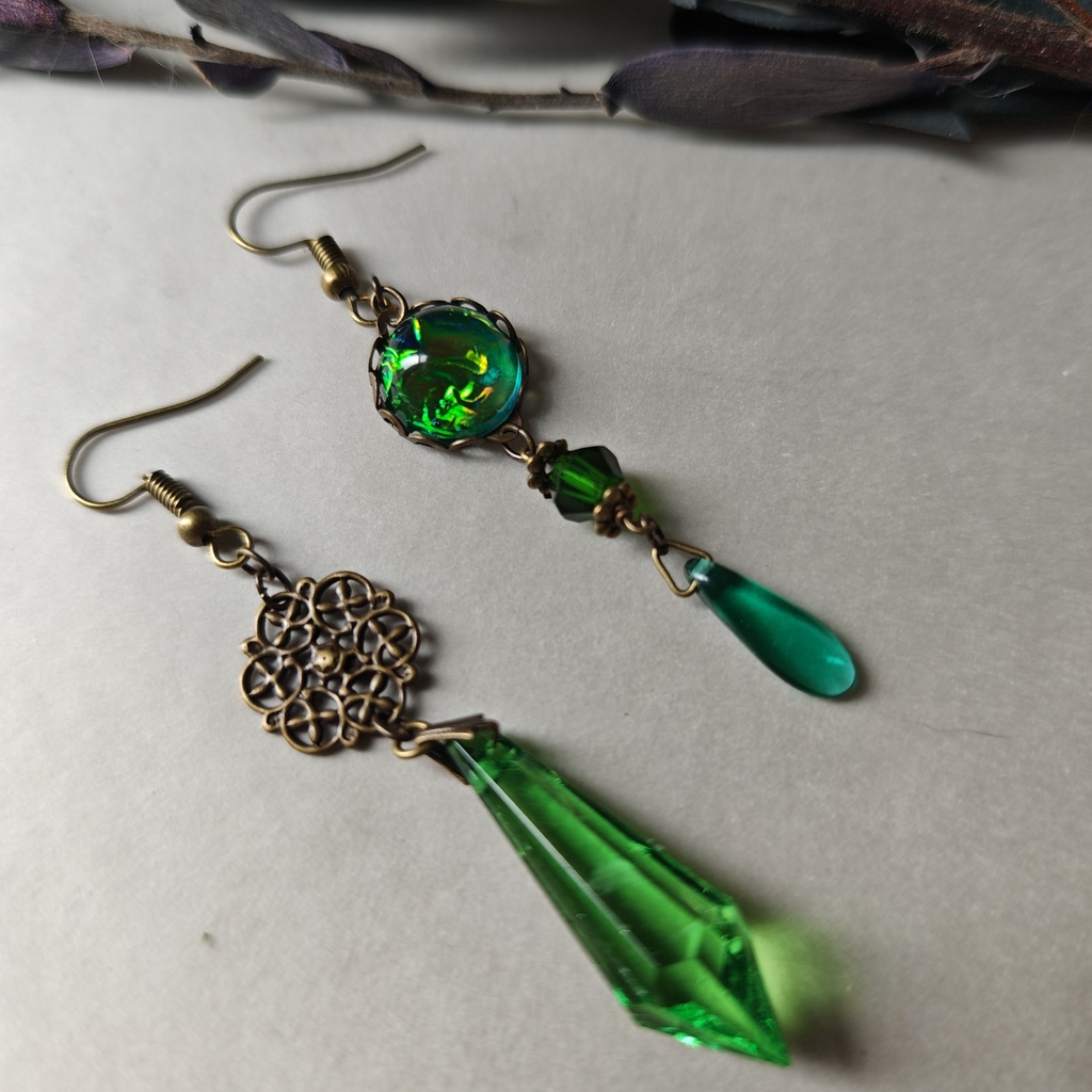 の魔術部 Emerald Forest ― 深い森のアシンメトリー ピアス