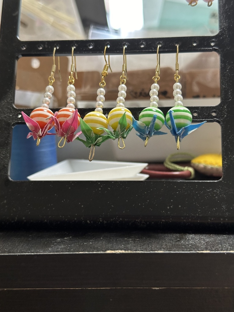 ヨーヨー釣りしている鶴のピアス