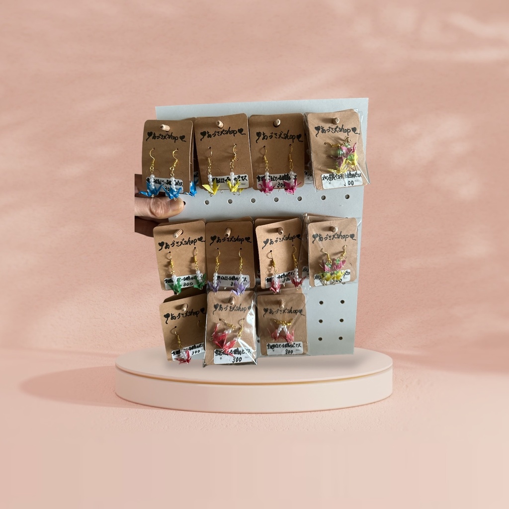 雪遊びをしている鶴のピアス