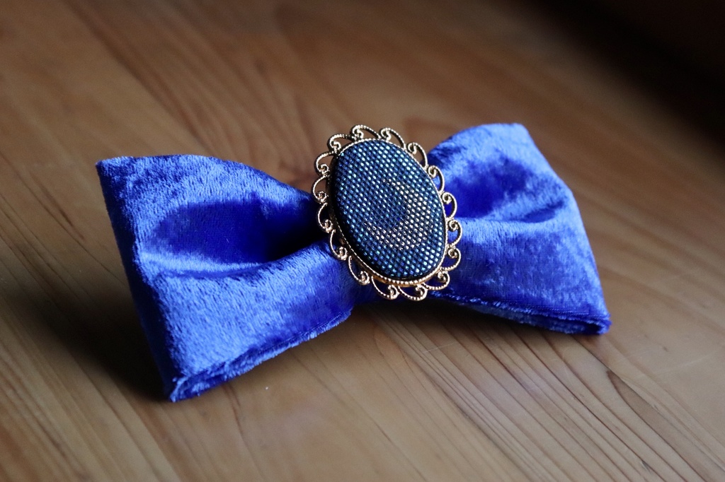 三日月の蝶ネクタイ