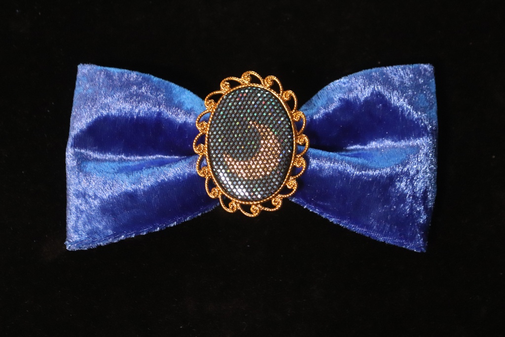 三日月の蝶ネクタイ