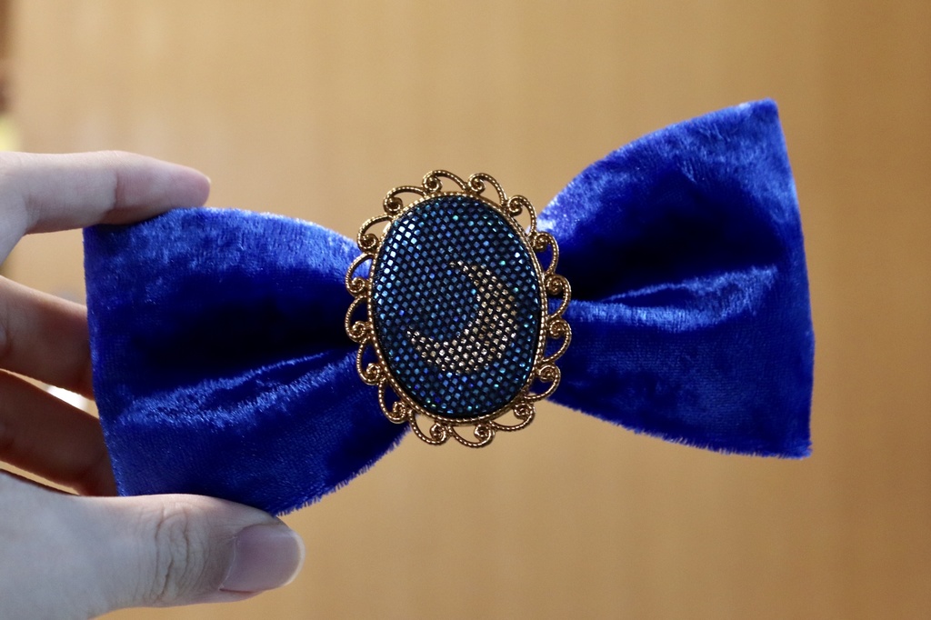 三日月の蝶ネクタイ