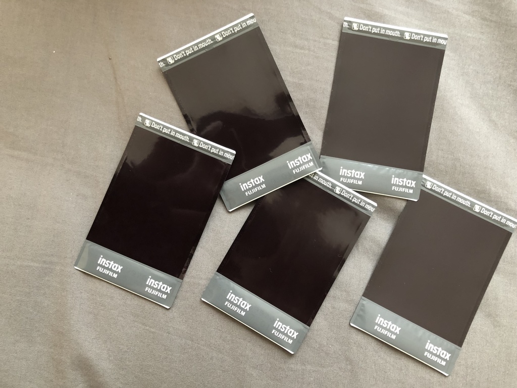 ランダムチェキ（灰ロンＴor黒ニット）