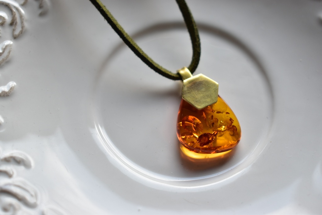 琥珀のペンダント