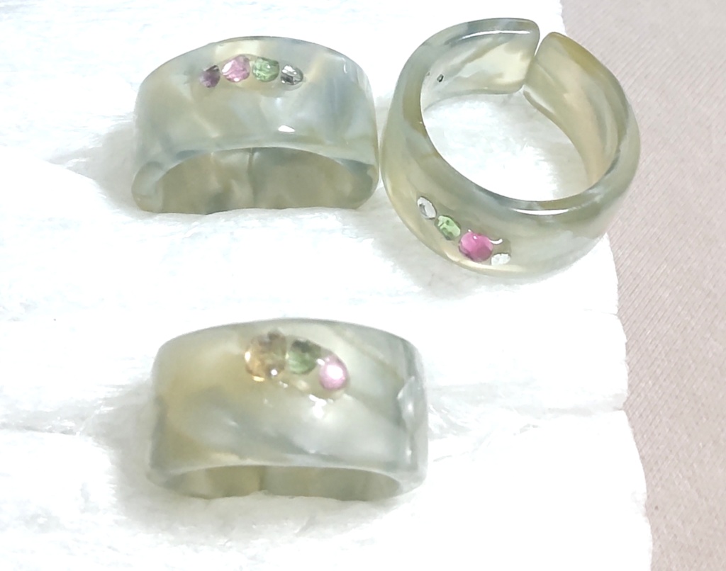 40 グリーン クリーム系 アクリルリング