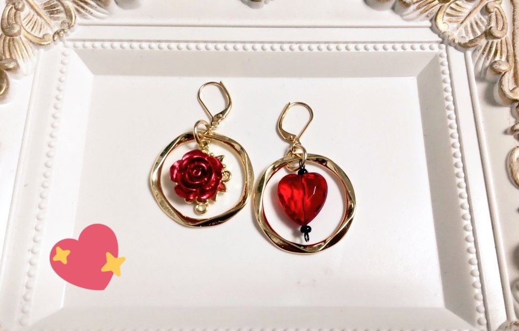 ゴールドフレーム イヤリング、ピアス 薔薇とハート