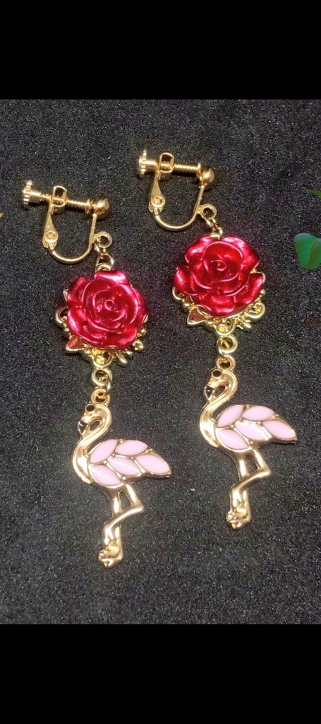 赤い薔薇とフラミンゴのイヤリング ピアス