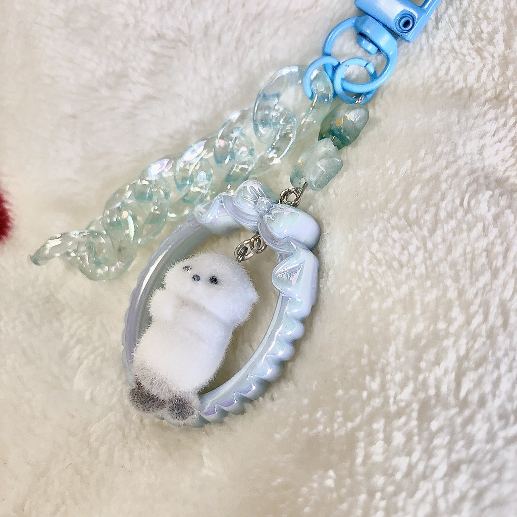 【フロッキー素材】ラッコの赤ちゃんキーホルダー・みずいろ