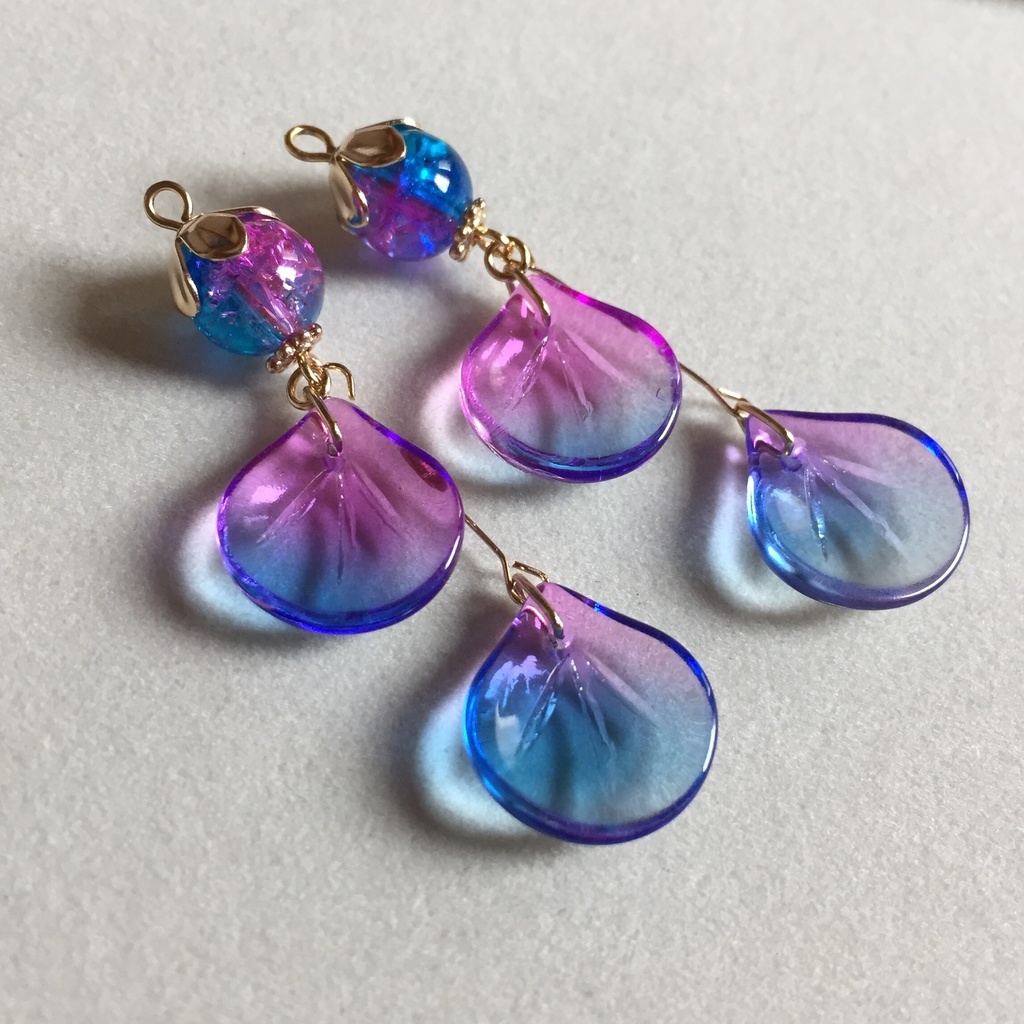 揺れる花弁のピアス