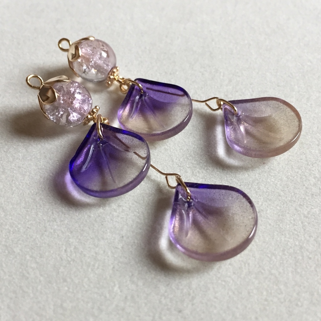 揺れる花弁のピアス