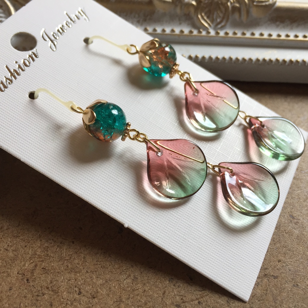 揺れる花弁のピアス