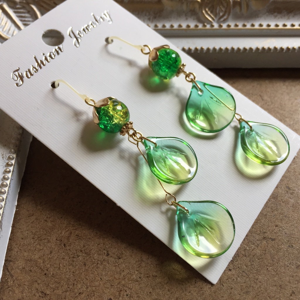 揺れる花弁のピアス