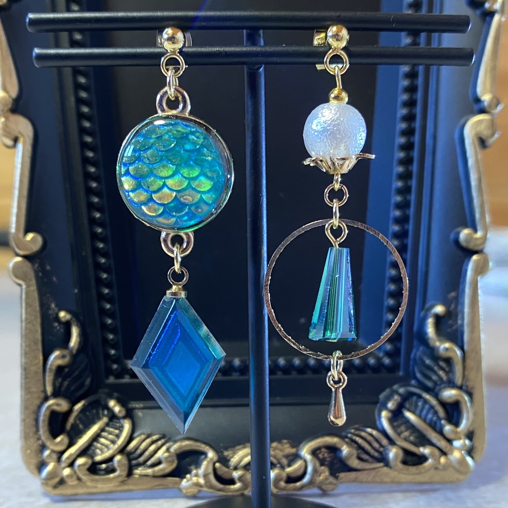 オクタヴィネルイメージ アシメピアス