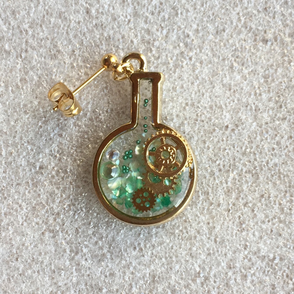 刻を閉じ込めた丸底フラスコピアス