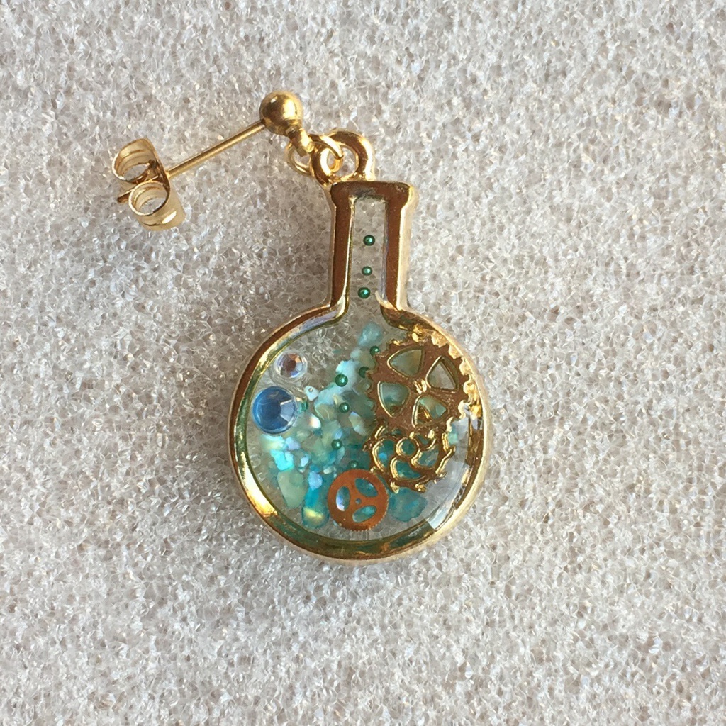 刻を閉じ込めた丸底フラスコピアス