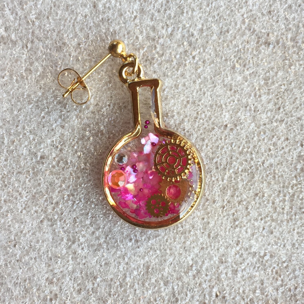 刻を閉じ込めた丸底フラスコピアス